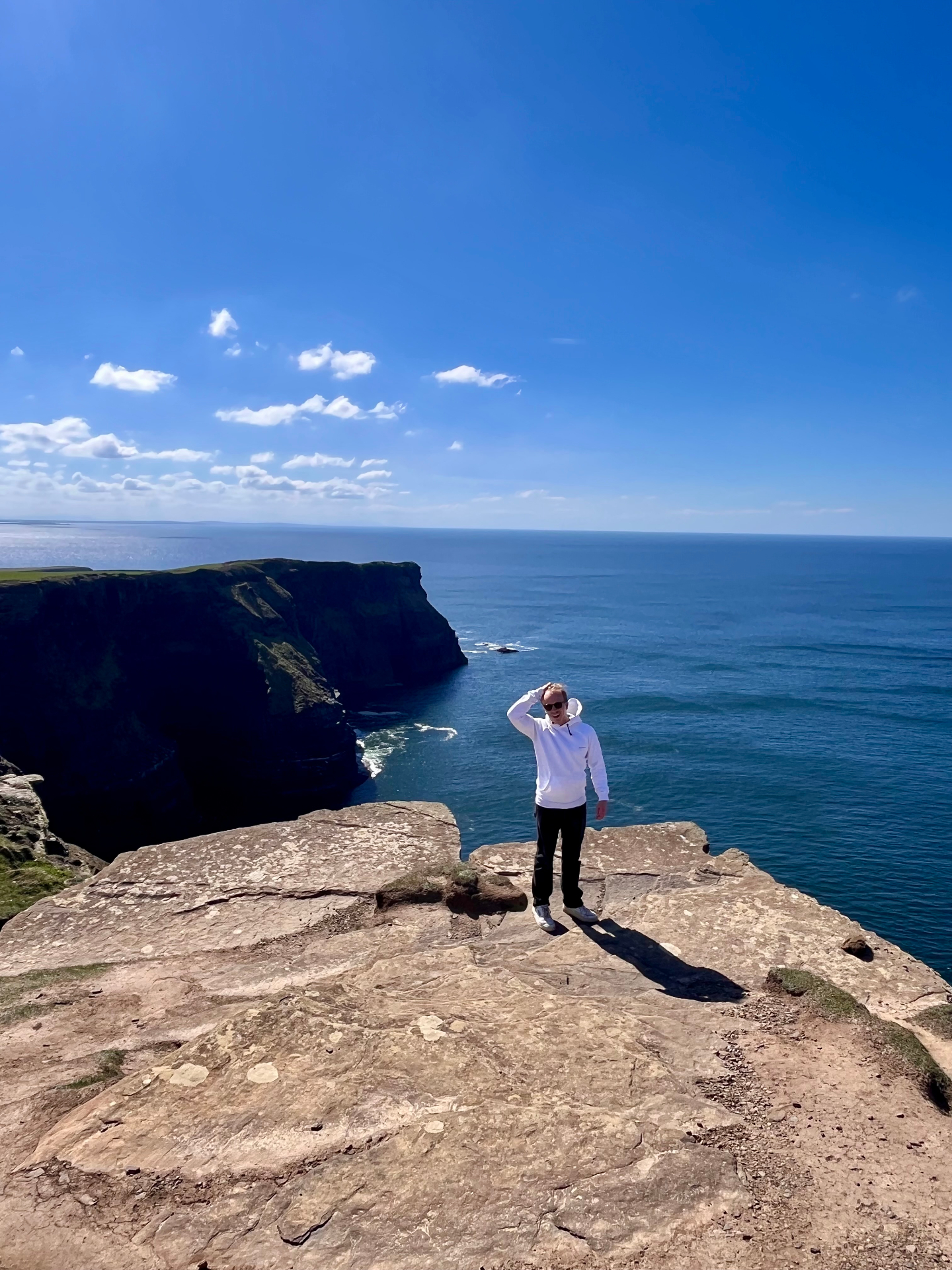 Joris on a cliffside viewpoint during a hike in Ireland.